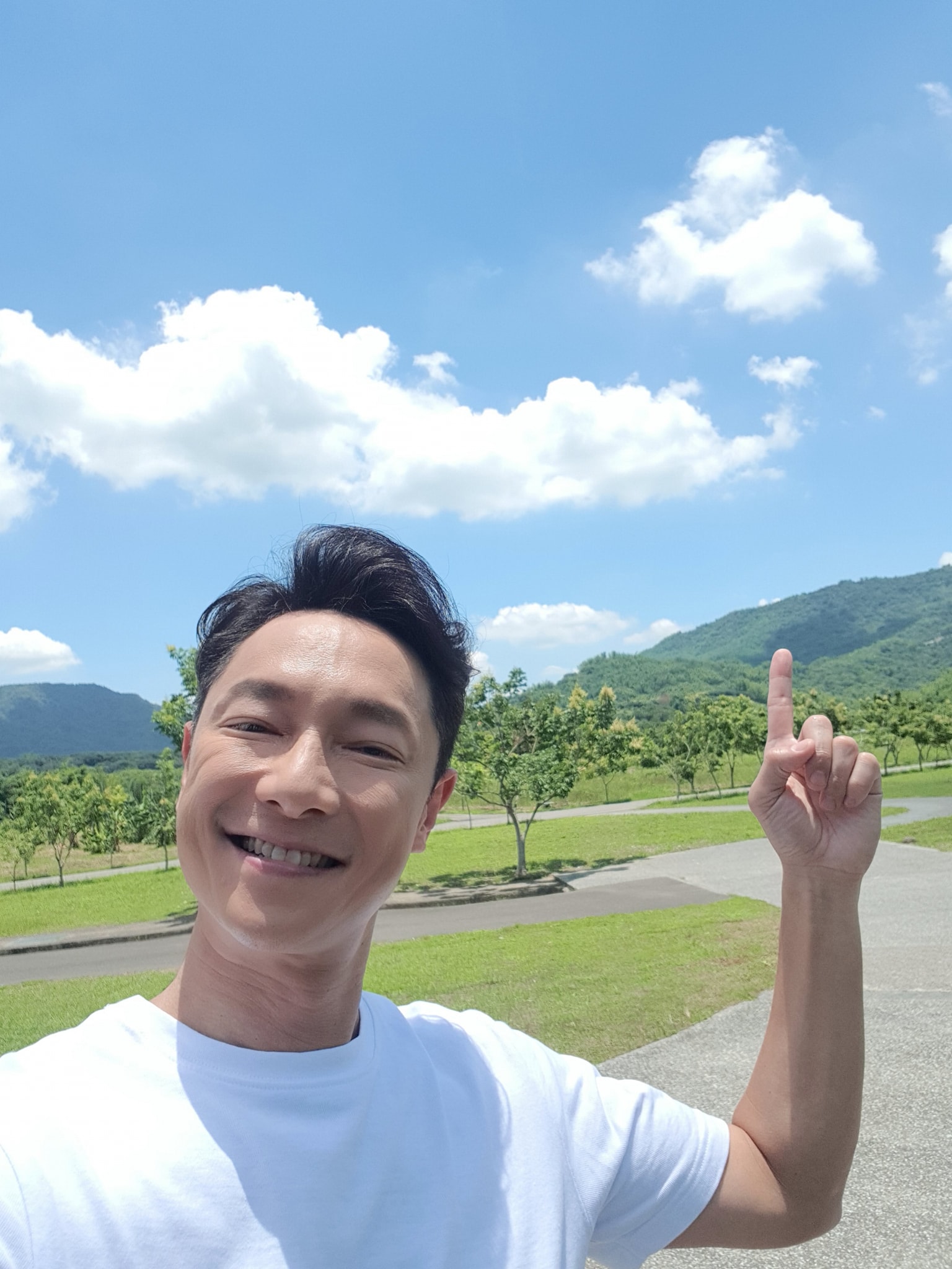 娶到老婆好幸運！ 謝祖武結縭18年「罕曬嬌妻」隨身帶結婚照　「對愛妻百依百順」笑回：我是真的怕老婆❤️