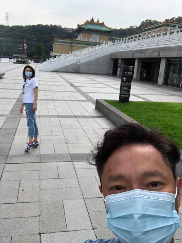 娶到老婆好幸運！ 謝祖武結縭18年「罕曬嬌妻」隨身帶結婚照　「對愛妻百依百順」笑回：我是真的怕老婆❤️