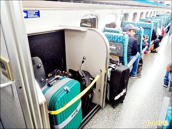 再晚就發病了！人妻搭火車「苦求乘客換位沒人理」他一口答應　扛大小包行李「車頭走到車尾」被讚爆