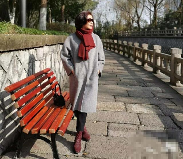 擔心身材不夠好？60歲媽媽示範「簡單配色遮贅肉」小心機　想顯瘦「版型挑選是關鍵」減齡又優雅