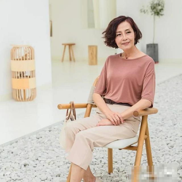 擔心身材不夠好？60歲媽媽示範「簡單配色遮贅肉」小心機　想顯瘦「版型挑選是關鍵」減齡又優雅