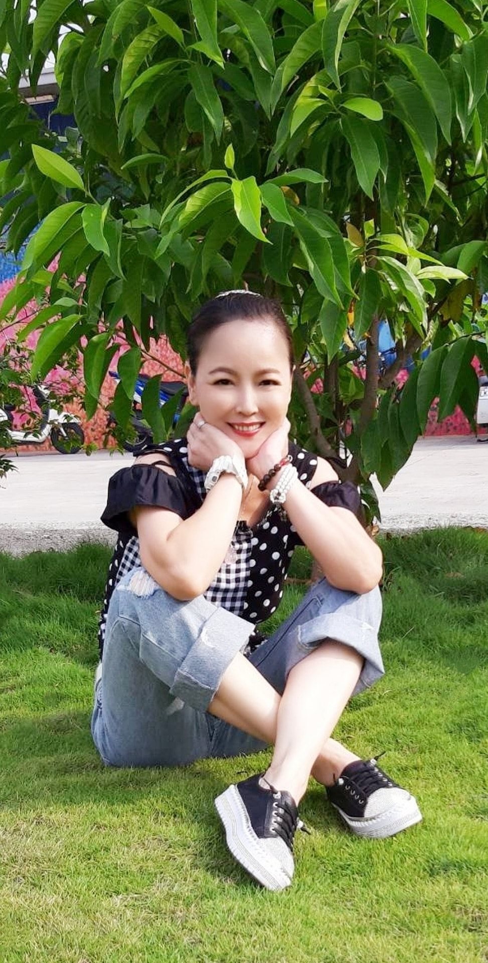 孝順不能等！岳虹不捨單親父「小學到工地搬磚頭」分擔家計　19歲獨自闖蕩 「成功賺進千萬房」嘆：爸爸來不及享福