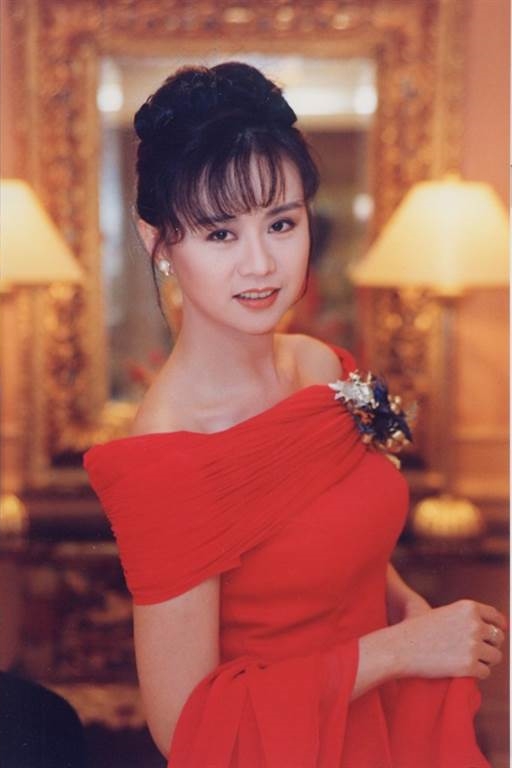 封麥27年不復出！59歲李碧華「曝賢妻良母近照」重現當年古典美　住上億豪宅「卻節儉開10多年老車」