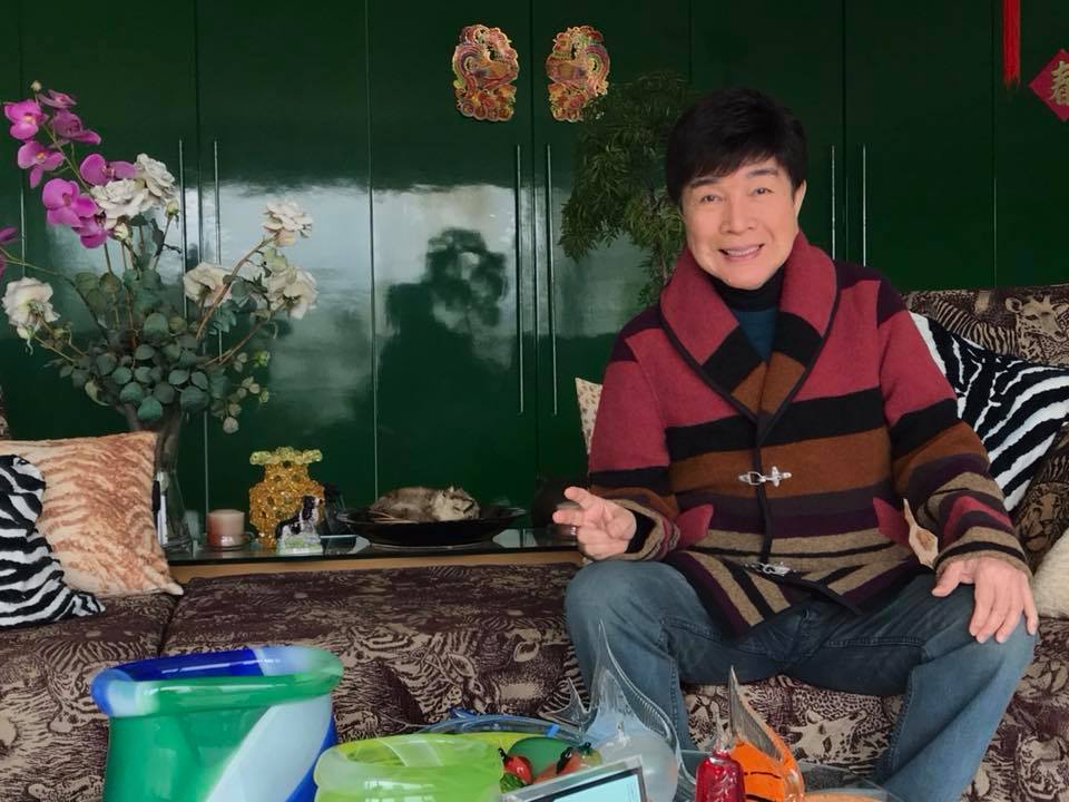 謝雷獨居百坪豪宅！把兩戶打通「客廳就能打羽球」裝潢超溫馨　曝「最愛一整面牆」笑稱：千萬也買不到
