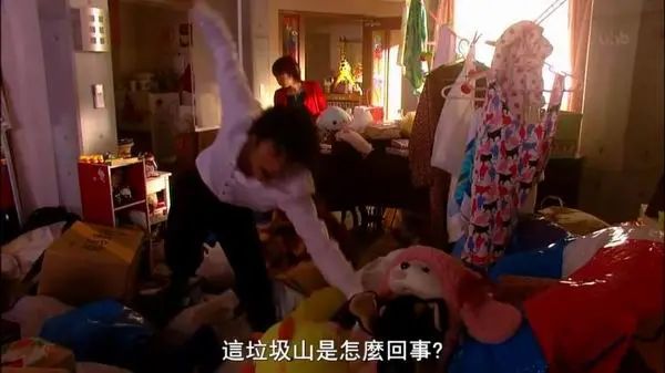 愛上零物慾！購物狂挑戰「極簡主義生活」全屋僅6件傢具　「絕不囤積物品」生活變得更清爽
