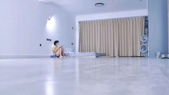 愛上零物慾！購物狂挑戰「極簡主義生活」全屋僅6件傢具　「絕不囤積物品」生活變得更清爽