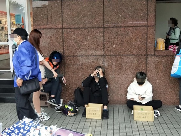 台北捷運站驚見「4學生拿紙箱乞討」全好手好腳　靠近一看「紙箱上乞討大字」全怒了：無聊當有趣？
