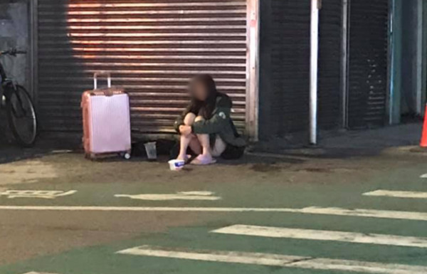 台北捷運站驚見「4學生拿紙箱乞討」全好手好腳　靠近一看「紙箱上乞討大字」全怒了：無聊當有趣？