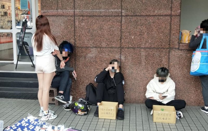 台北捷運站驚見「4學生拿紙箱乞討」全好手好腳　靠近一看「紙箱上乞討大字」全怒了：無聊當有趣？