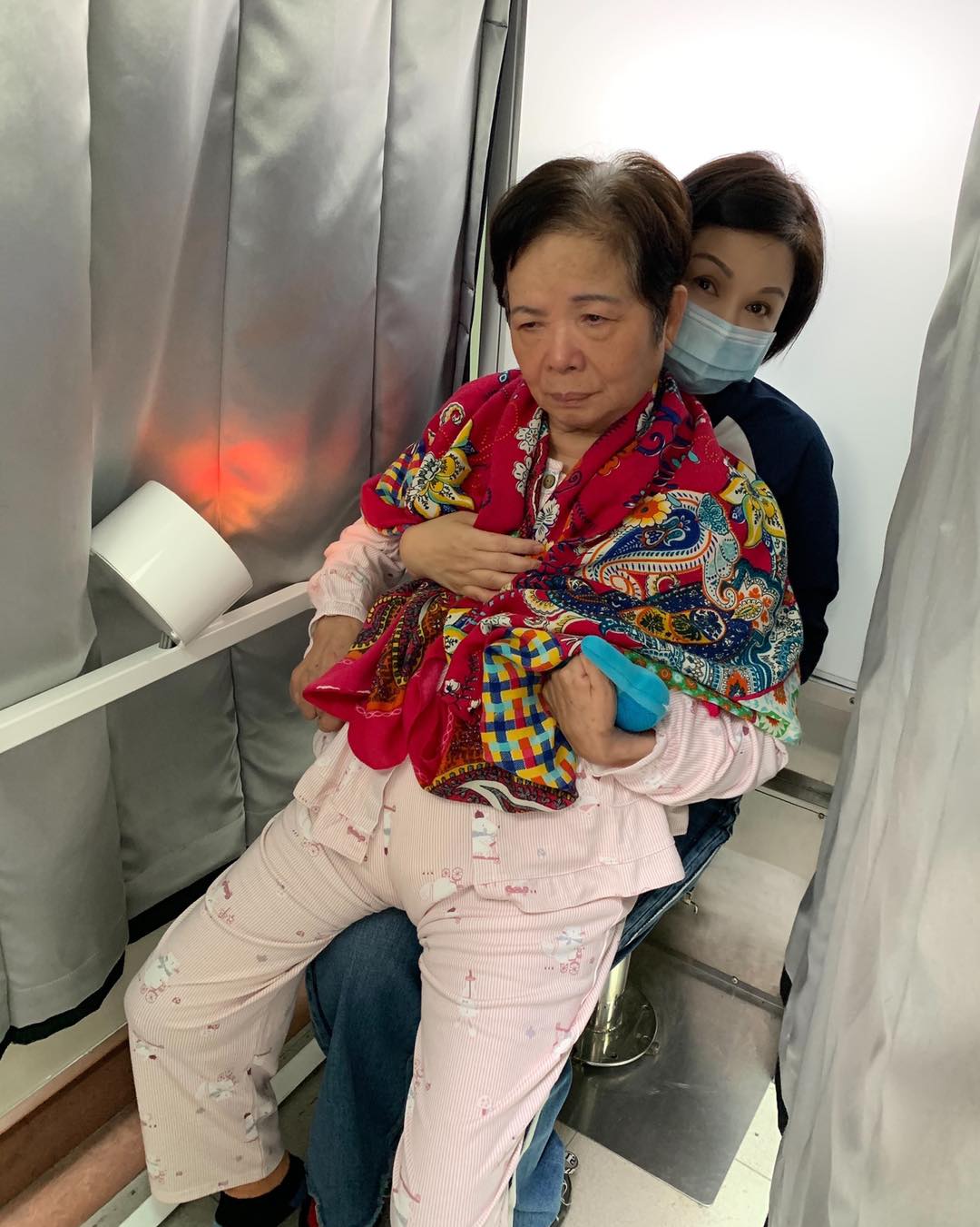 病患也需要尊嚴！楊貴媚自豪「媽媽臥床10年從沒尿布疹」氣色超紅潤　堅持「以身貼身」抱母移動：守護媽媽自尊