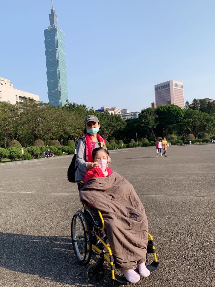 病患也需要尊嚴！楊貴媚自豪「媽媽臥床10年從沒尿布疹」氣色超紅潤　堅持「以身貼身」抱母移動：守護媽媽自尊