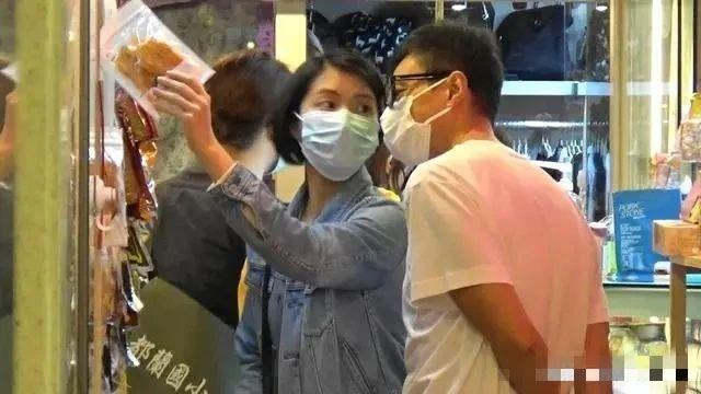 相戀30年出軌8次！周慧敏丈夫又被爆「約會年輕女」　自己獨守空房「袒露心聲」網嘆：活得真透徹 