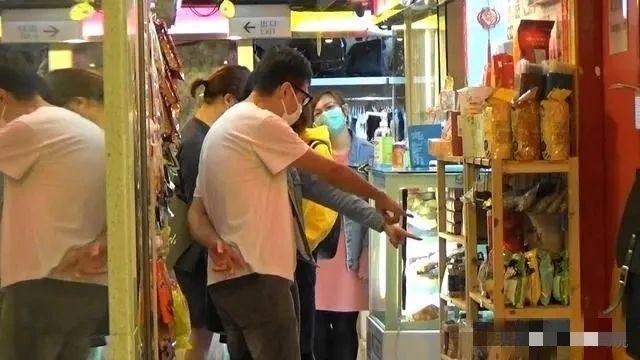 相戀30年出軌8次！周慧敏丈夫又被爆「約會年輕女」　自己獨守空房「袒露心聲」網嘆：活得真透徹 
