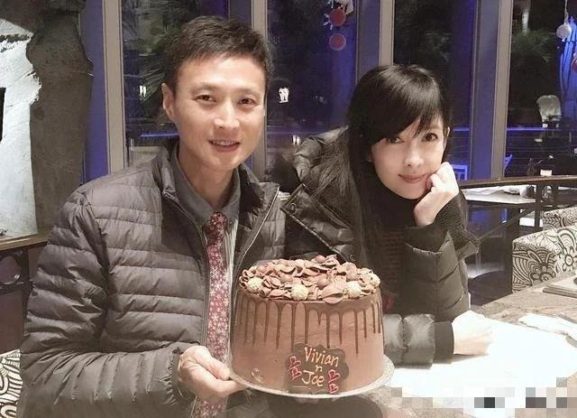 相戀30年出軌8次！周慧敏丈夫又被爆「約會年輕女」　自己獨守空房「袒露心聲」網嘆：活得真透徹 