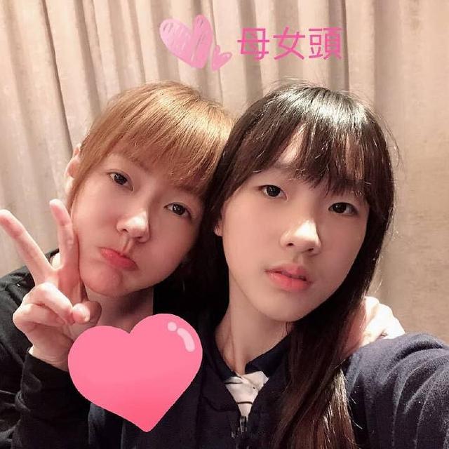 逃不過媽媽法眼！小s長女穿上千元潮服「抱怨天好熱」　被媽媽「一眼識破」互動笑翻網友：姜還是老的辣