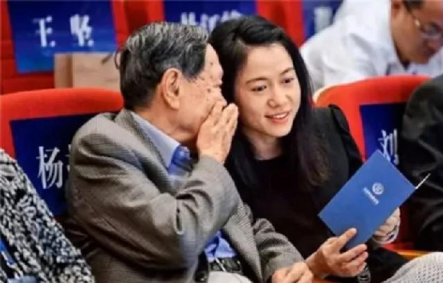 牽手17年！99歲楊振寧「允許嫩妻改嫁」財產歸子女　翁帆「只得別墅使用權」網讚：沒嫁錯人