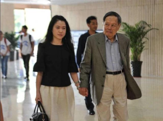 牽手17年！99歲楊振寧「允許嫩妻改嫁」財產歸子女　翁帆「只得別墅使用權」網讚：沒嫁錯人