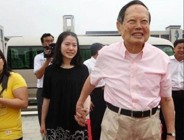 牽手17年！99歲楊振寧「允許嫩妻改嫁」財產歸子女　翁帆「只得別墅使用權」網讚：沒嫁錯人