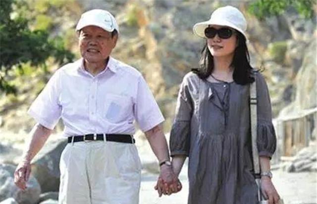 牽手17年！99歲楊振寧「允許嫩妻改嫁」財產歸子女　翁帆「只得別墅使用權」網讚：沒嫁錯人