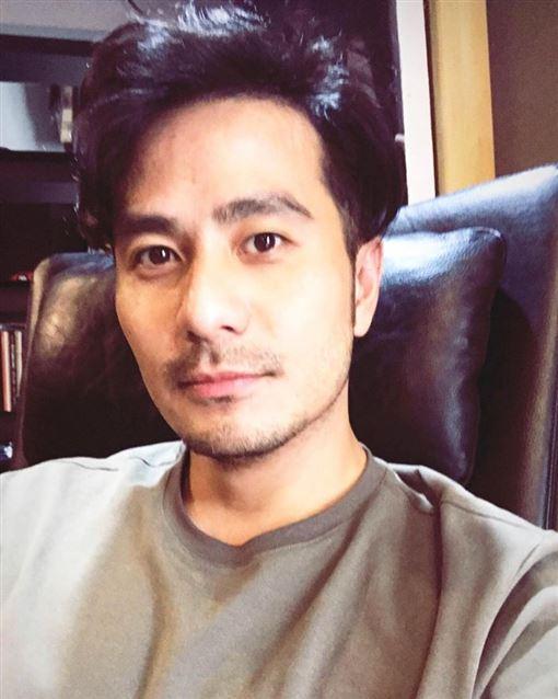 42歲男星「棄百萬薪當畫家」一度0收入　網譏「藍心湄看走眼」坦言：沒那麼好康