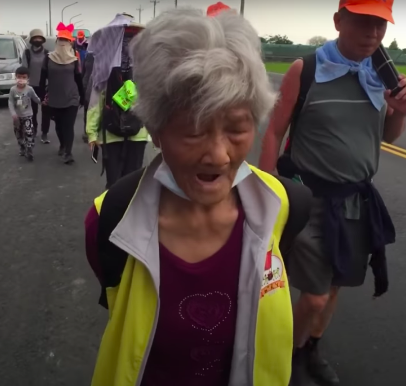 88歲徒步遶境還願！高齡嬤虔誠謝「白沙屯媽祖連救母子3次」見證神蹟　真心獲庇佑「連9年走完全程」聖母慈悲