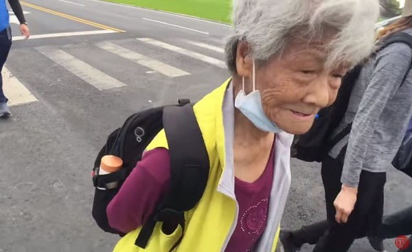 88歲徒步遶境還願！高齡嬤虔誠謝「白沙屯媽祖連救母子3次」見證神蹟　真心獲庇佑「連9年走完全程」聖母慈悲