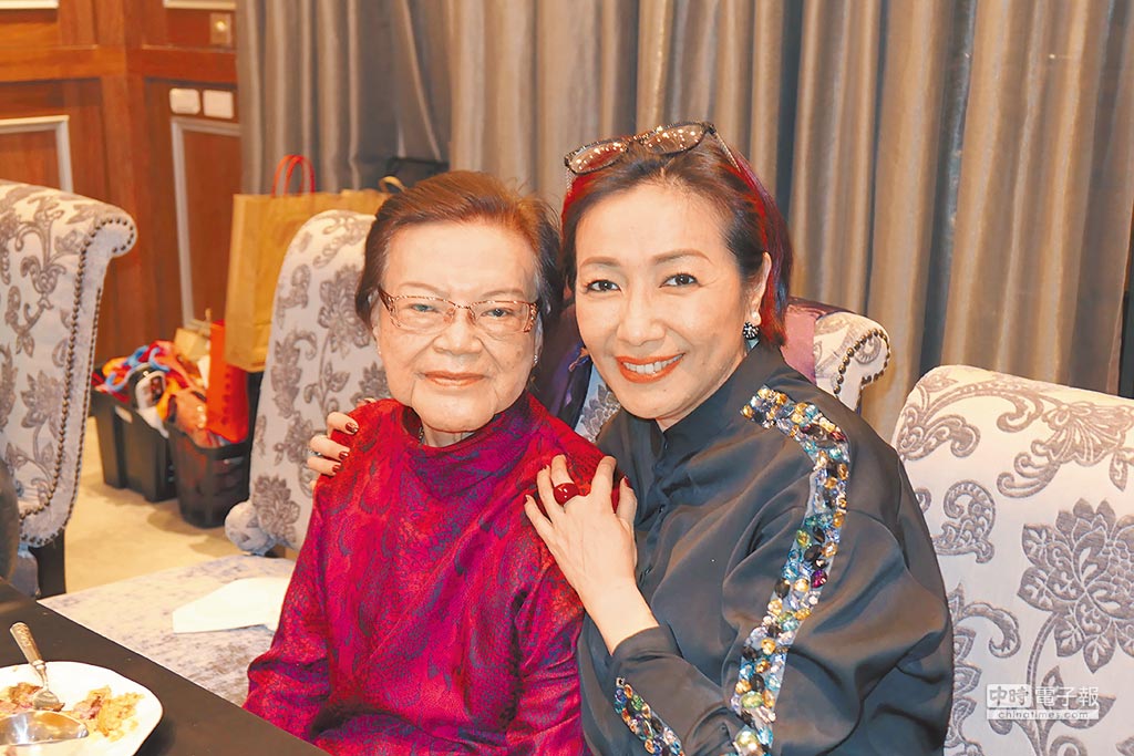 淡出30年！《昨夜星辰》女星「變身企業女強人」堅持不在大陸設廠　「替台農找出路」笑喊：不只技術更要有良心
