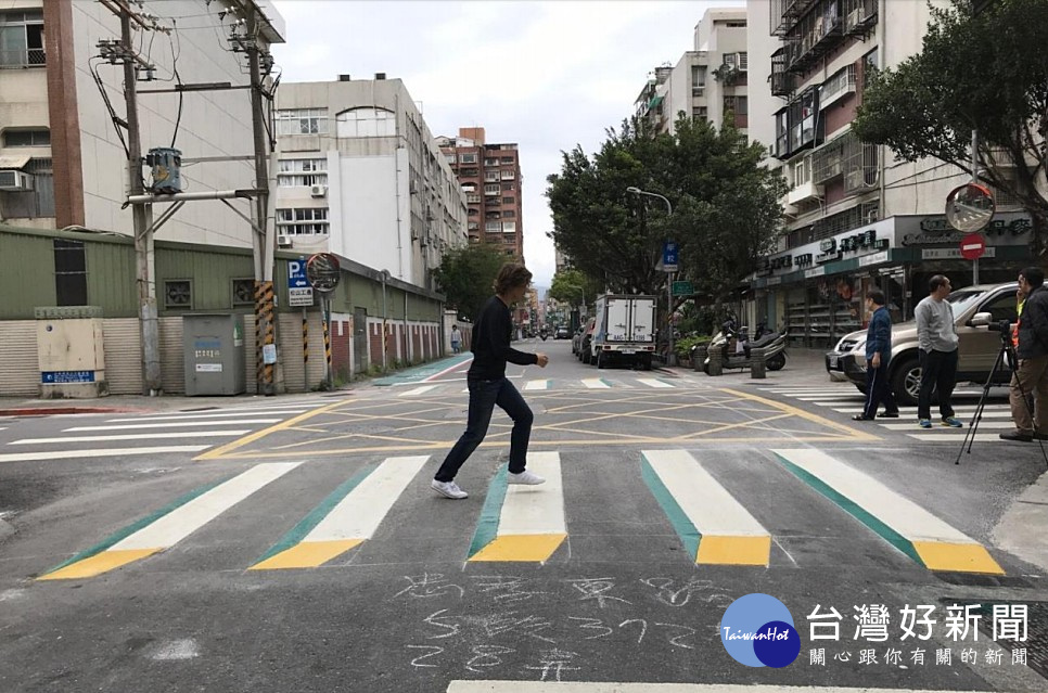 過馬路被車子A到！台北男要求「賠償1999萬」列明細：很合理阿　法官傻眼「以為中樂透嗎」判決出爐