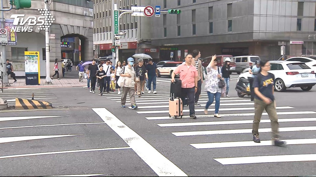 過馬路被車子A到！台北男要求「賠償1999萬」列明細：很合理阿　法官傻眼「以為中樂透嗎」判決出爐