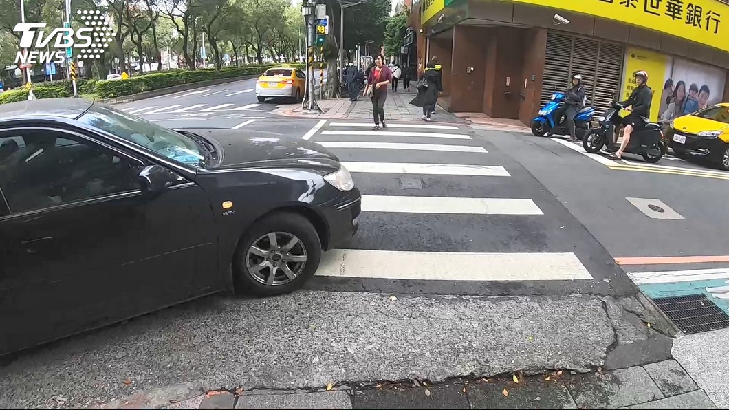 過馬路被車子A到！台北男要求「賠償1999萬」列明細：很合理阿　法官傻眼「以為中樂透嗎」判決出爐