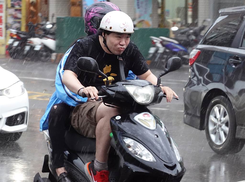 突然下大雨！新北男騎士「停騎樓穿雨衣」慘被罰500　委屈提告「才短短幾分鐘」最終判決曝光