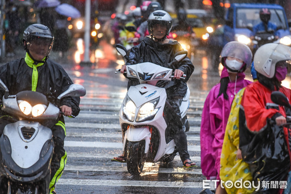突然下大雨！新北男騎士「停騎樓穿雨衣」慘被罰500　委屈提告「才短短幾分鐘」最終判決曝光