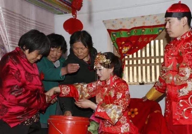 喜上加喜！養子婚禮驚見「新娘手上胎記」母親淚崩　下一秒「養子變女婿」網讃：上天註定的緣分
