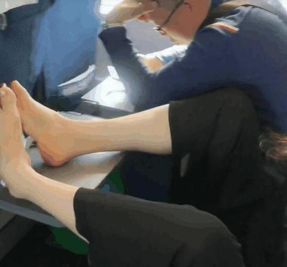 以為在家嗎？坐高鐵見女子「光腳搭桌板上」忍無可忍　上前剛想指責「看清對方全貌」後閉嘴離開