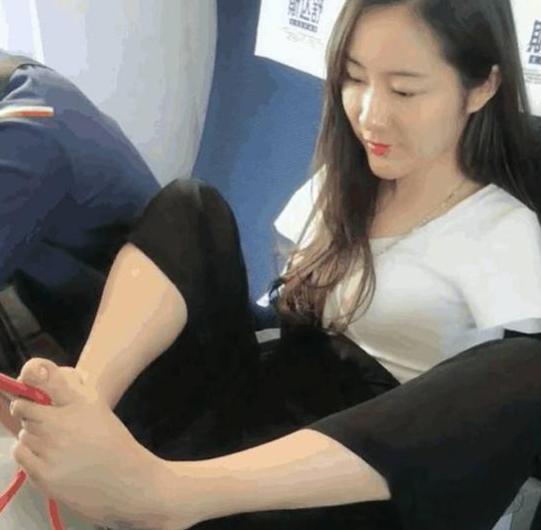 以為在家嗎？坐高鐵見女子「光腳搭桌板上」忍無可忍　上前剛想指責「看清對方全貌」後閉嘴離開