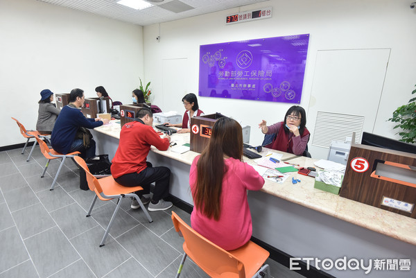 想領國民年金！退休媽接到通知「特地辦政府帳戶」　一刷存簿「一個月只匯5元」愣：在整我嗎