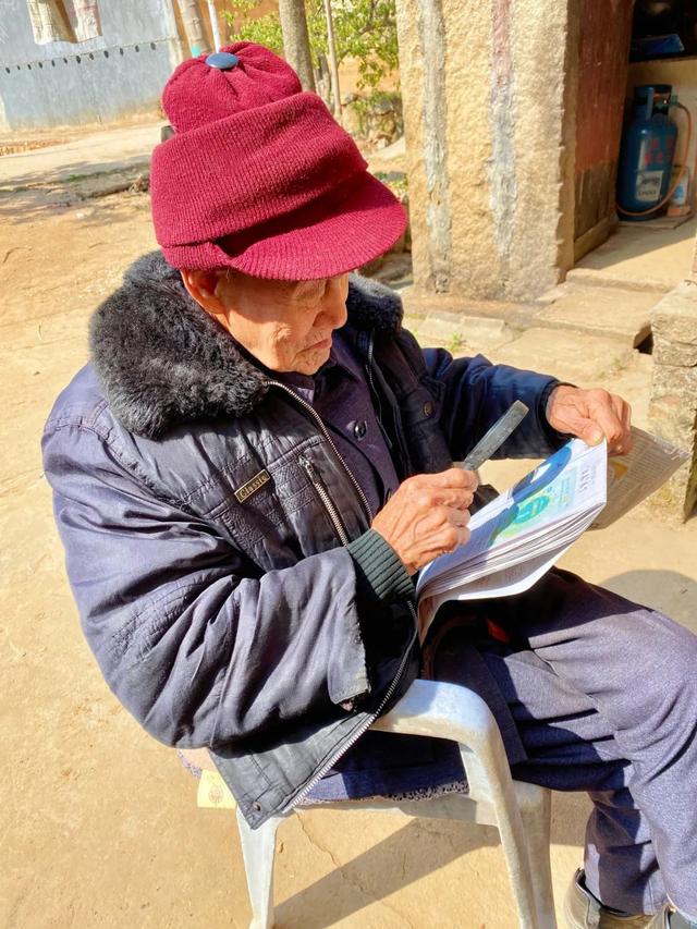 老伴走後一年！孫女擔心爺爺獨居「家裡偷裝監視器」　意外錄下「珍貴動人畫面」網淚：大家都來陪你了