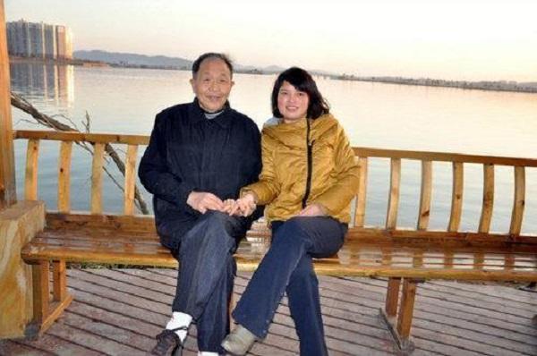 愛的就是你！38歲女教師「倒追65歲清潔工」　懶理「老牛吃嫩草」酸言低調領證：愛無關年齡職業