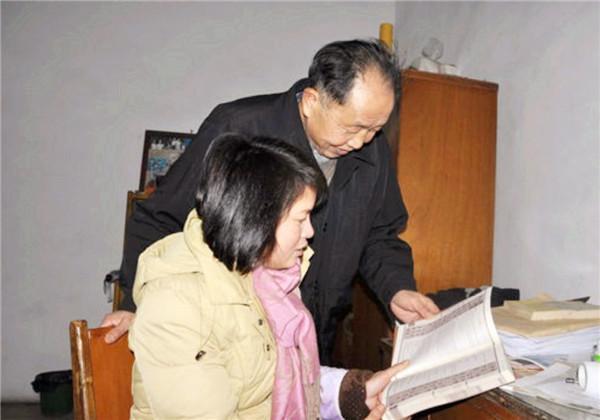 愛的就是你！38歲女教師「倒追65歲清潔工」　懶理「老牛吃嫩草」酸言低調領證：愛無關年齡職業