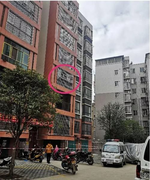 想打開臥室窗戶通風！卻意外發現對面「鄰居窗戶有異樣」　再仔細「定睛一看」後害怕不已