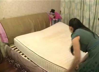 心涼透了！人妻打掃衛生發現「床無法移動」　掀開床墊後「場面超壯觀」秒問罪：藏夠深啊