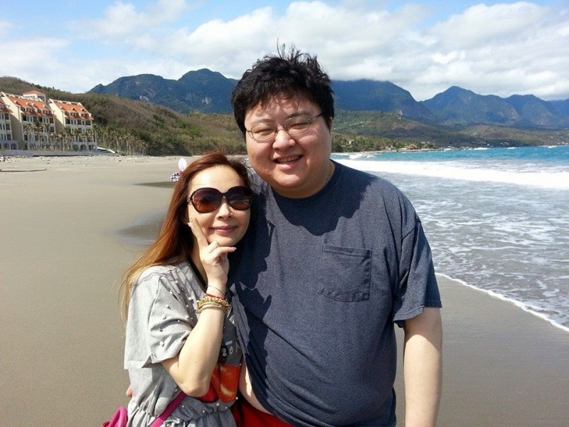還是一家人！資深名嘴「替尪還千萬債」苦不堪言　爸爸臨終前「先生一舉動」心結全解開了