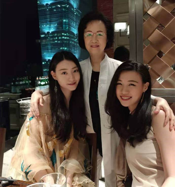 83歲瓊瑤罕露面！與家人聚餐慶生「倆高顏值孫女」出鏡吸睛　「25億豪宅內景」曝光傢具價值連城