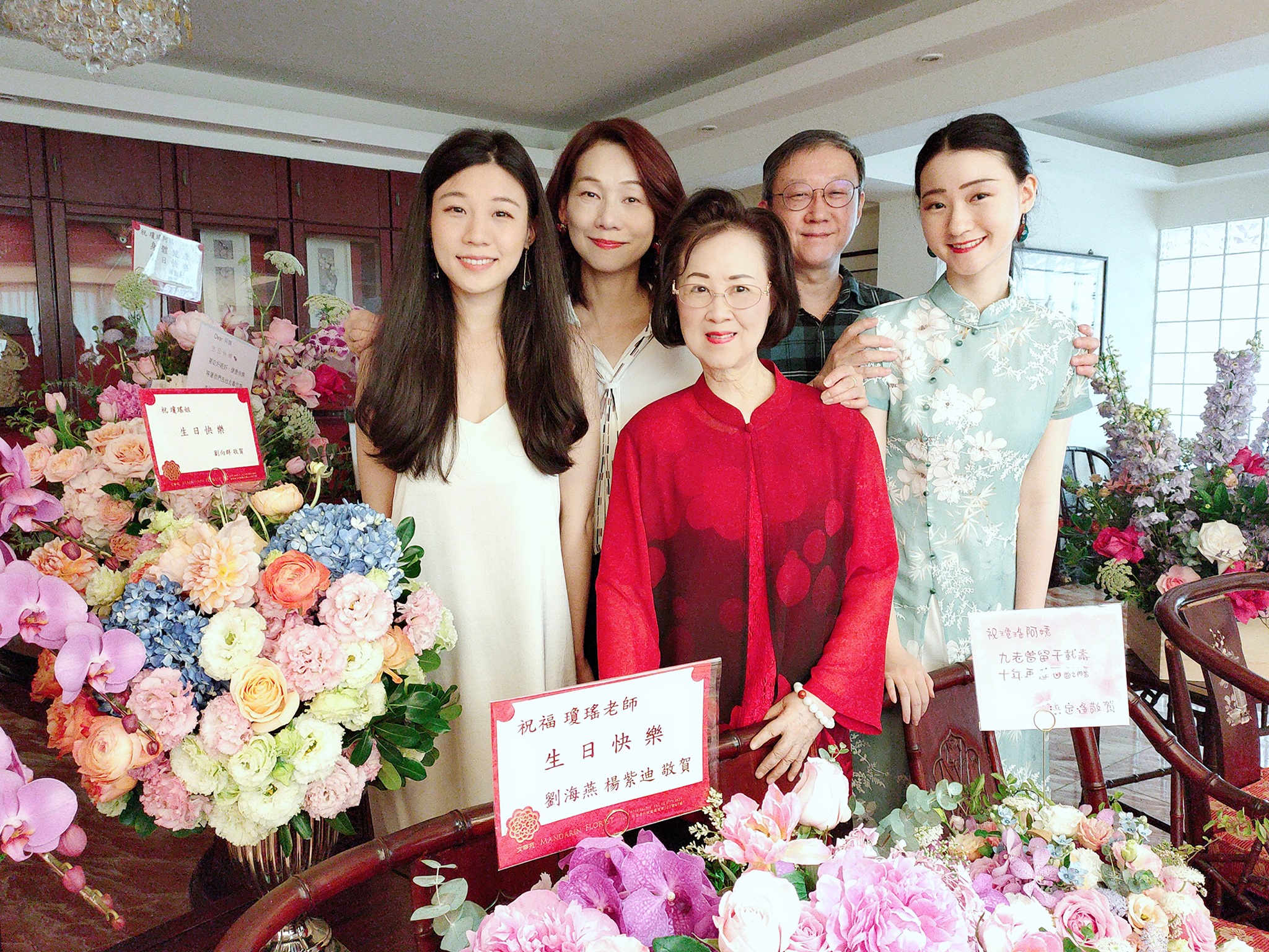 83歲瓊瑤罕露面！與家人聚餐慶生「倆高顏值孫女」出鏡吸睛　「25億豪宅內景」曝光傢具價值連城