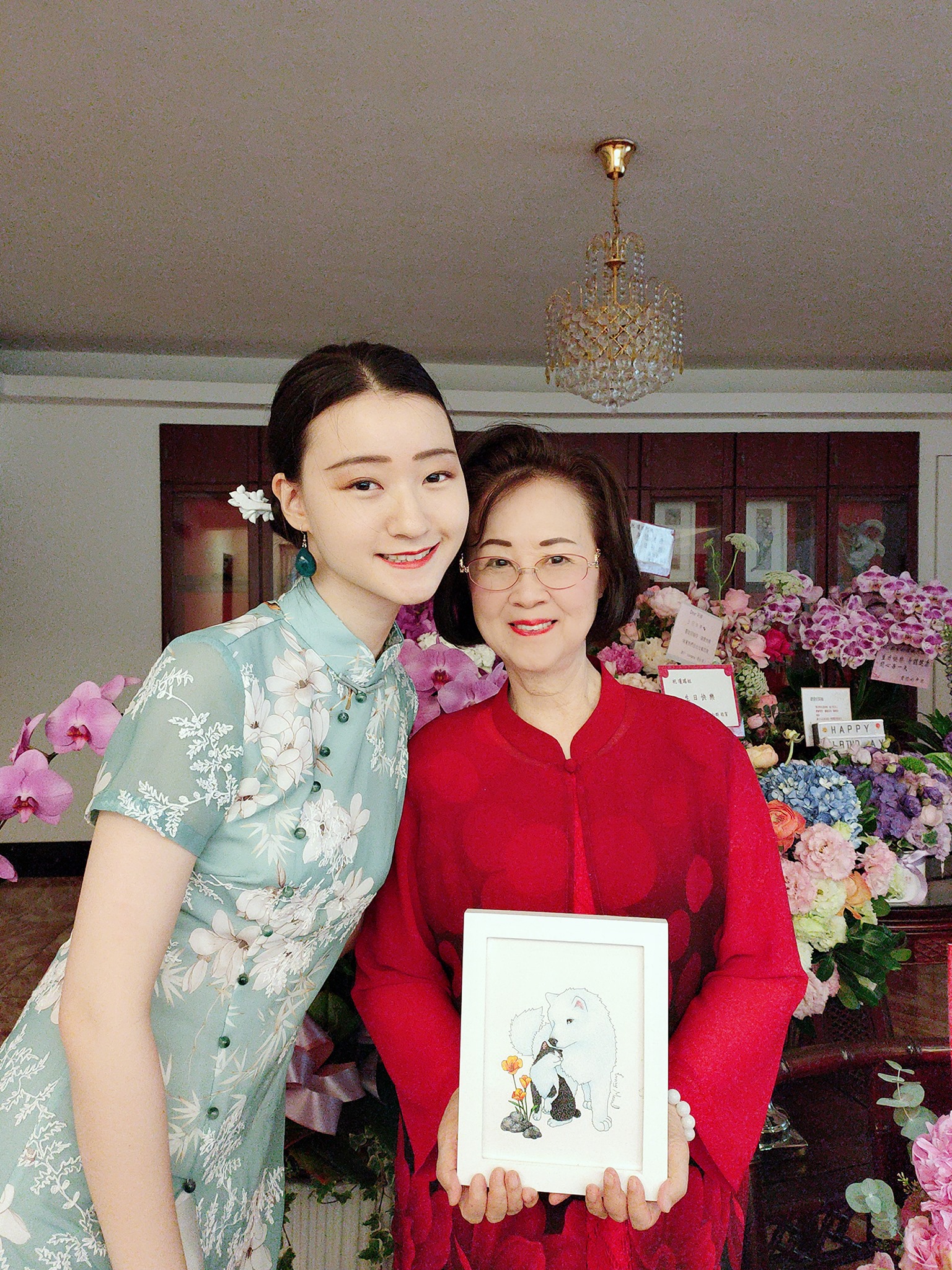 83歲瓊瑤罕露面！與家人聚餐慶生「倆高顏值孫女」出鏡吸睛　「25億豪宅內景」曝光傢具價值連城