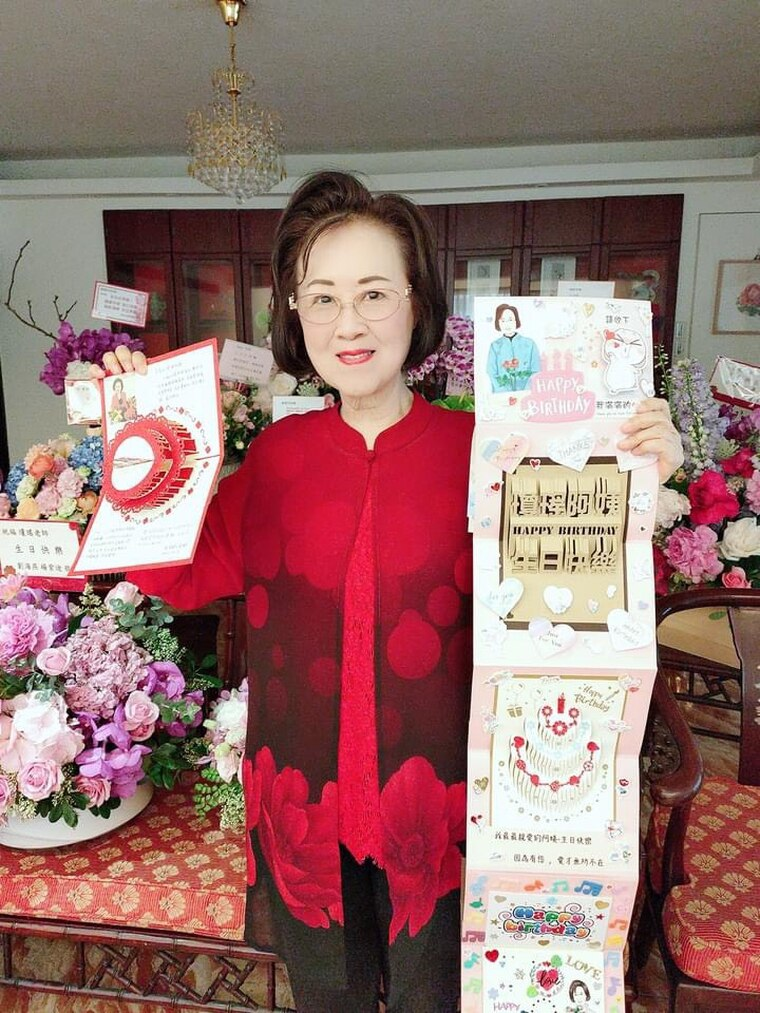 83歲瓊瑤罕露面！與家人聚餐慶生「倆高顏值孫女」出鏡吸睛　「25億豪宅內景」曝光傢具價值連城