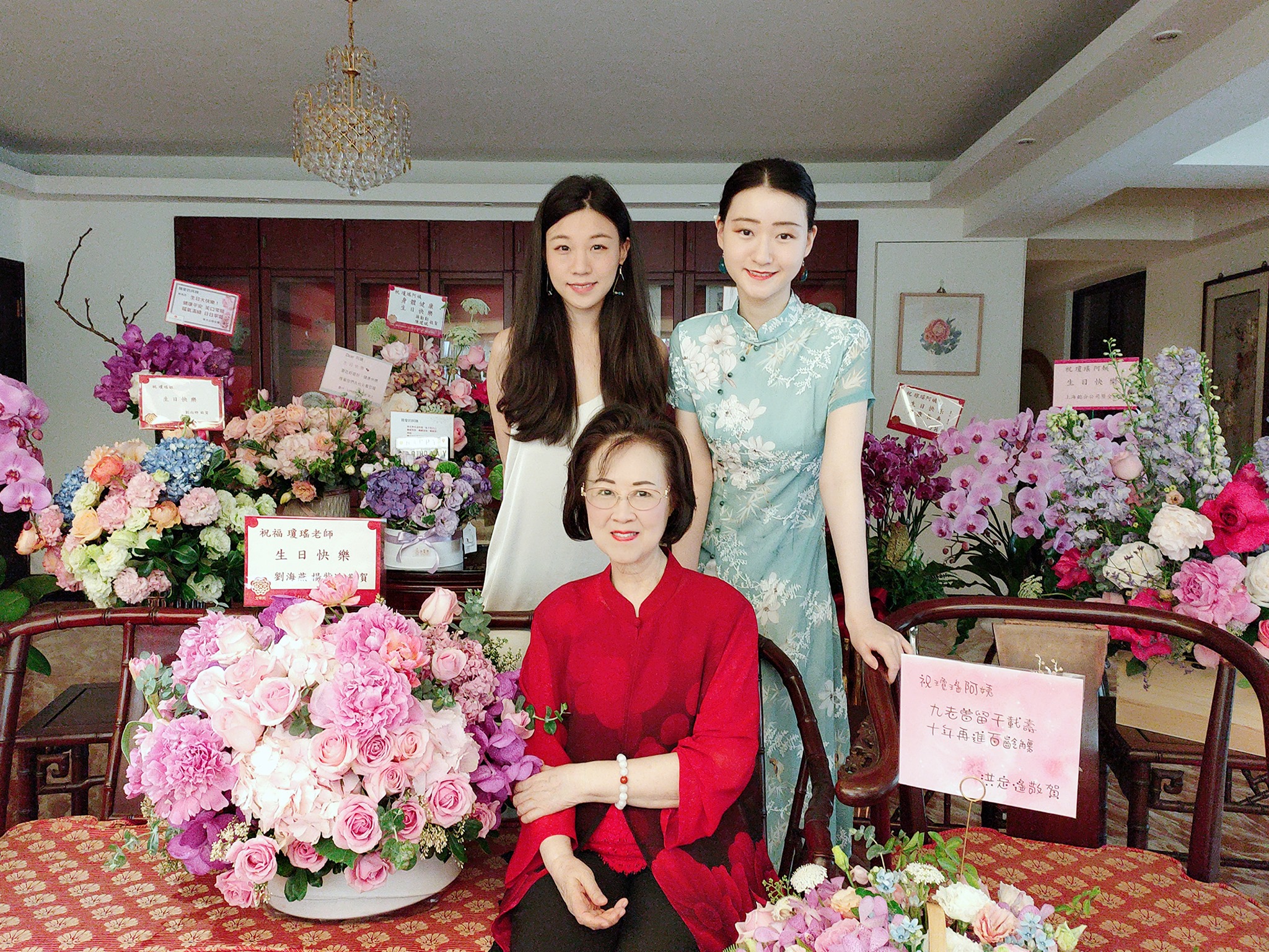 83歲瓊瑤罕露面！與家人聚餐慶生「倆高顏值孫女」出鏡吸睛　「25億豪宅內景」曝光傢具價值連城