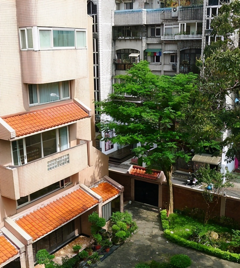 83歲瓊瑤罕露面！與家人聚餐慶生「倆高顏值孫女」出鏡吸睛　「25億豪宅內景」曝光傢具價值連城
