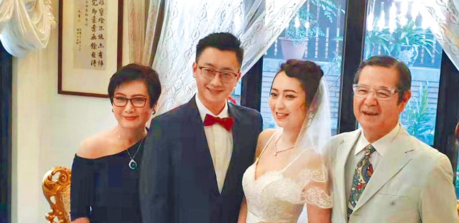 罕曬愛妻！巴戈結縭40年見妻仍心動「我老婆真的好美」　妻子背景曝光「兩人是同班同學」：好深的緣分