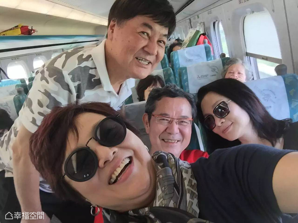 罕曬愛妻！巴戈結縭40年見妻仍心動「我老婆真的好美」　妻子背景曝光「兩人是同班同學」：好深的緣分
